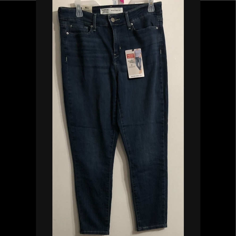 Levis Women’s mid rise simply stretch soft lightweight skinny jeans. Size 8/W 29